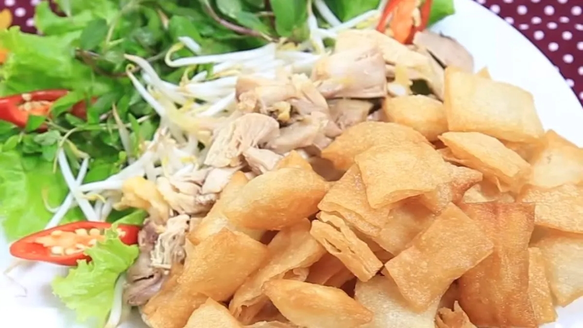 Phở chiên phồng gà luộc sốt me có vị ngon khó cưỡng