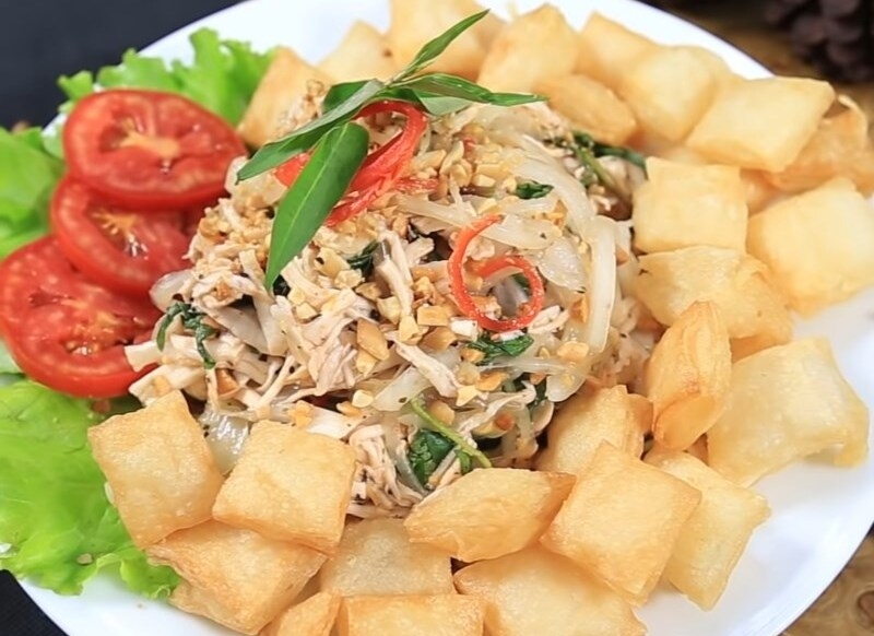 Phở chiên phồng gà trộn thích hợp để chiêu đãi gia đình, bạn bè trong các buổi tiệc
