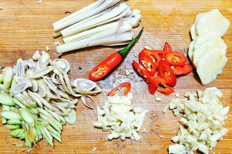 Sơ chế sả, tỏi, ớt, gừng