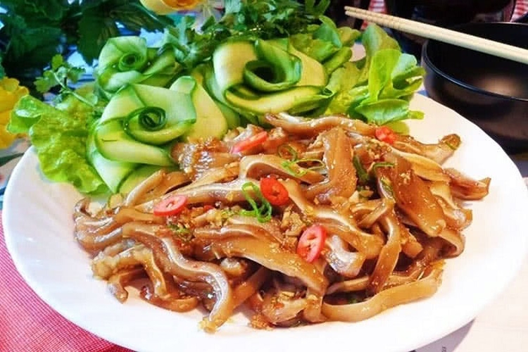 Thưởng thức tai heo xào sả ớt khi còn nóng