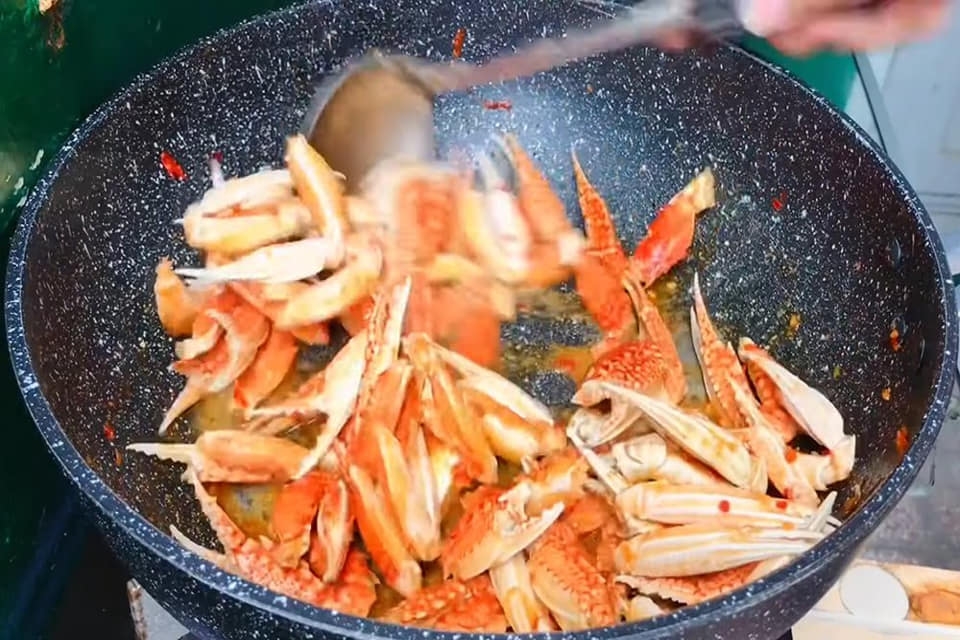 Càng ghẹ cháy tỏi 3