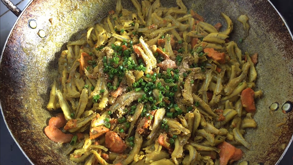 Cá lòng tong kho nghệ với nước dừa chuẩn người miền Tây