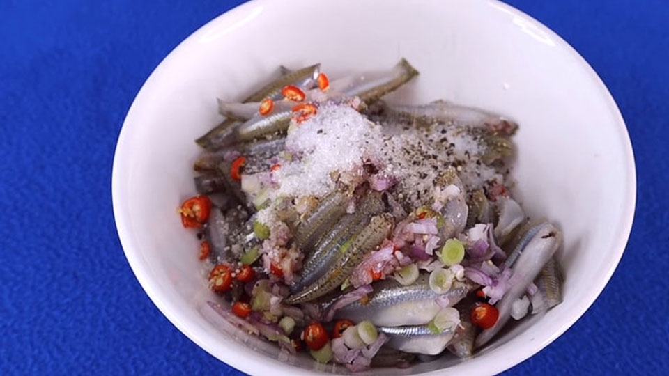 Ướp cá lòng tong cho đậm đà và chắc thịt