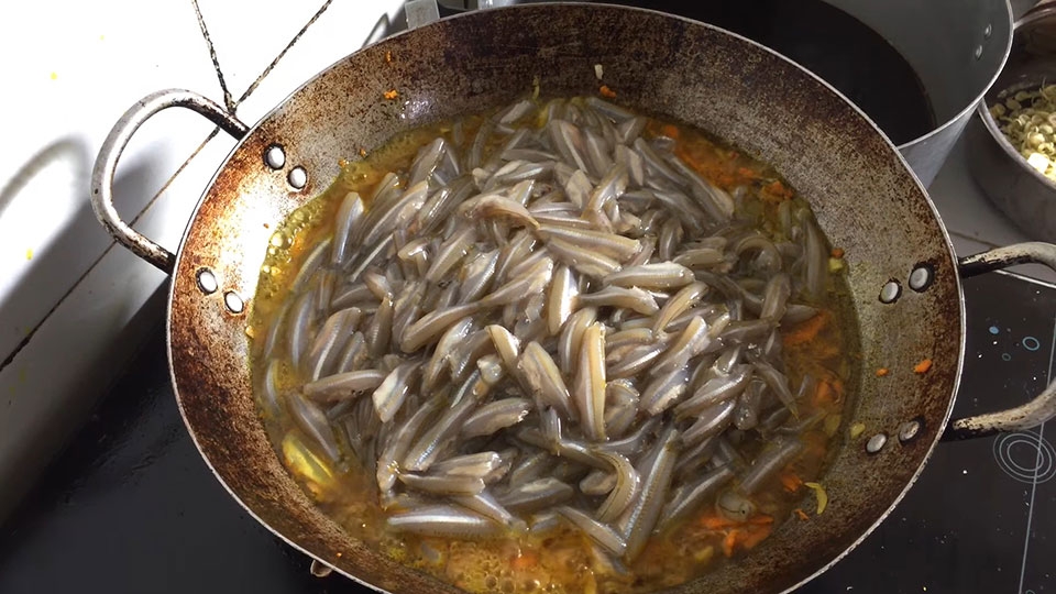 Thực hiện kho cá lòng tong