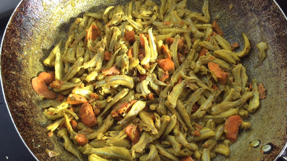 Kho lần 2 với nước dừa đến khi cạn nước