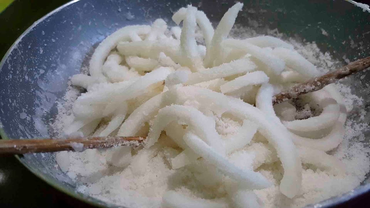 Sên đến khi sữa rút lại và bám hết vào dừa