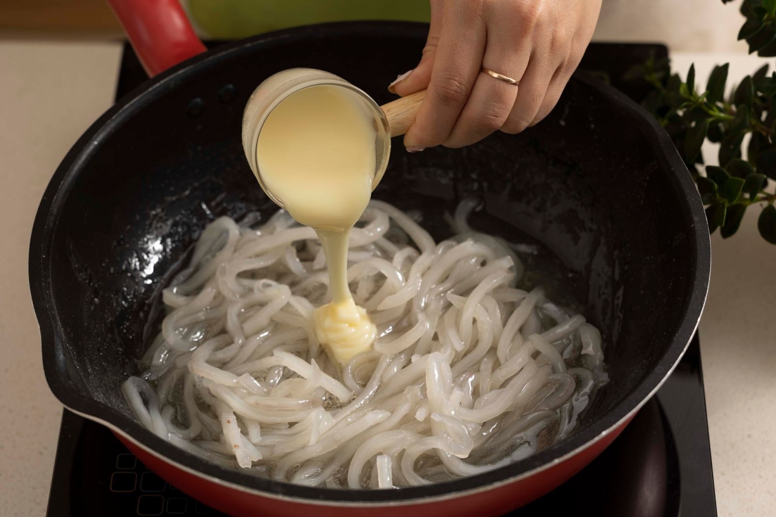 Khi dừa đã trong lại thì đổ sữa đặc vào