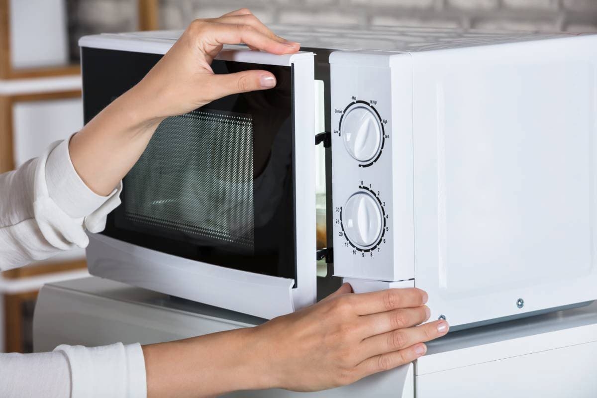 Có thể sử dụng lò vi sóng để sên mứt dừa