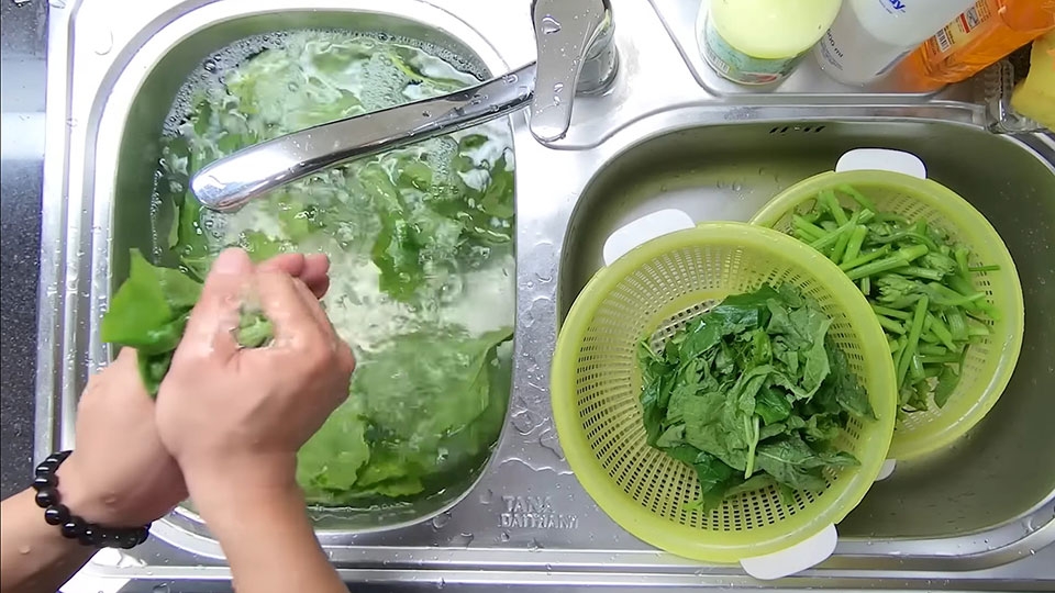 Rửa kỹ rau bầu