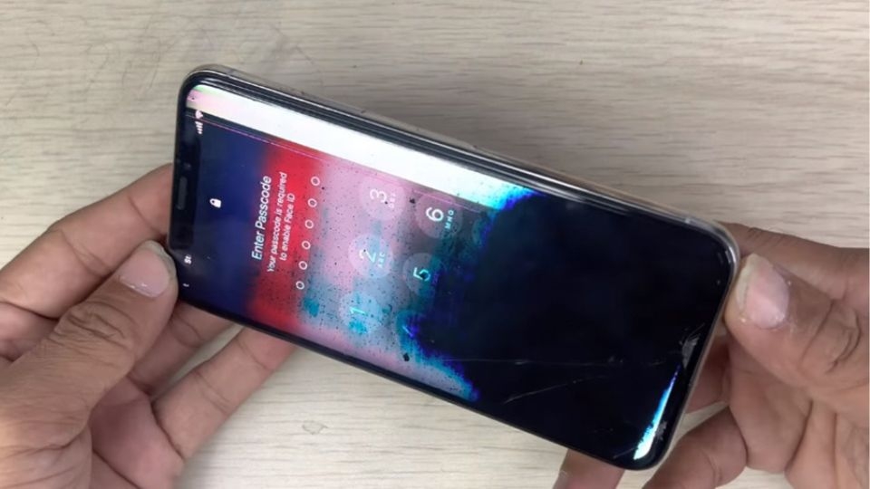 Vết mực lan rộng ra các vị trí trên màn hình
