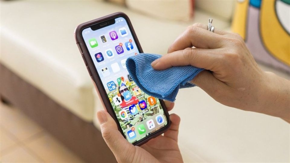 Trước tiên bạn chuẩn bị 1 tấm vải mềm, mỏng hoặc 1 chiếc khăn lau kính chuyên dụng.