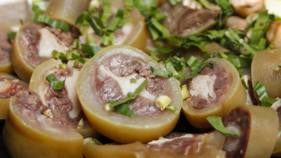 Cách hầm đuôi bò, gân sụn mềm tơi