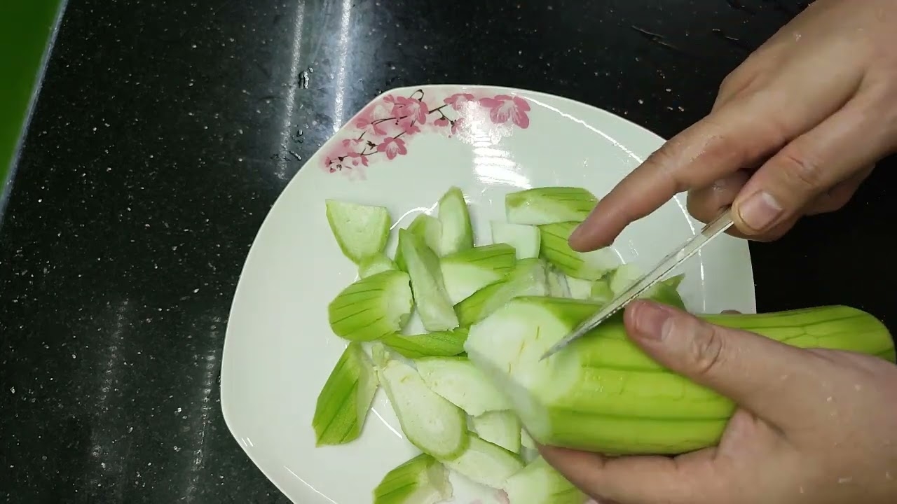 canh mướp nấu lạc 3