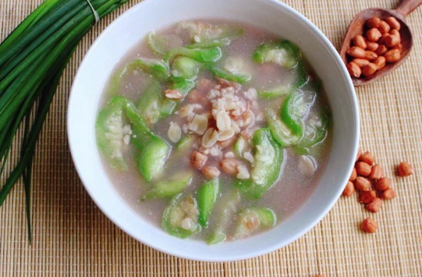 Vào bếp làm canh mướp nấu lạc đơn giản, hương vị dân dã
