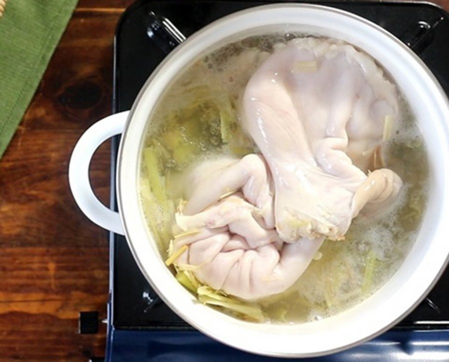 cách luộc lòng heo trắng giòn - hình 3