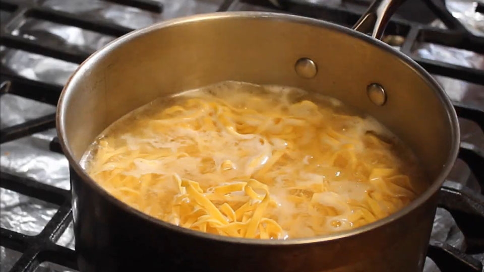 Chần mì với nước sôi