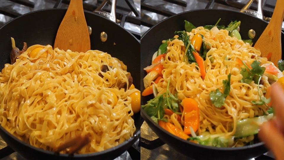 Xào mì nhẹ tay để trứng non không bị vỡ
