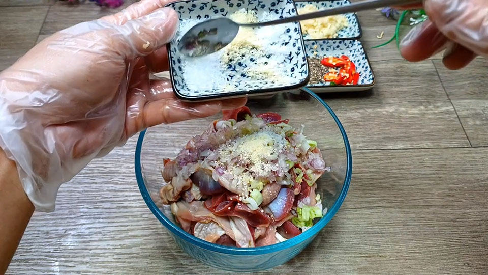 Ướp lòng gà với các gia vị