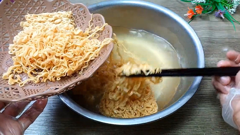 Chần cho mì vừa chín tới