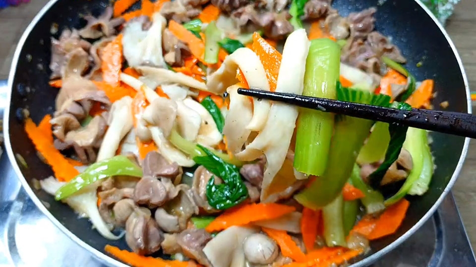 Xào lòng gà với rau củ