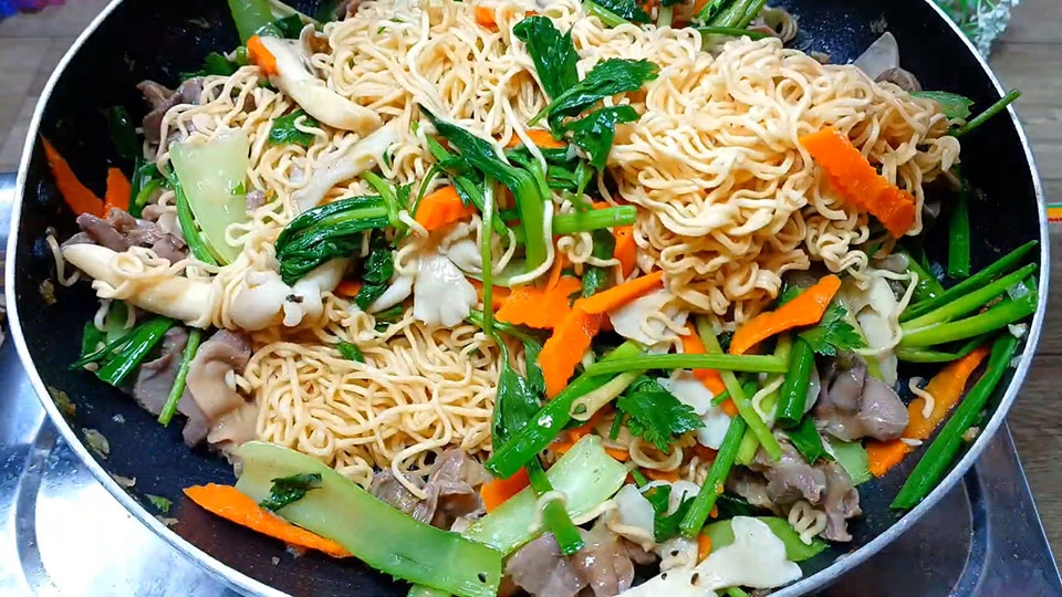 Xào tất cả các nguyên liệu đều tay