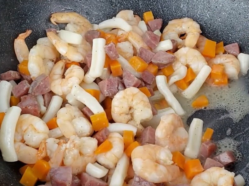 Xào chín hải sản, rau củ