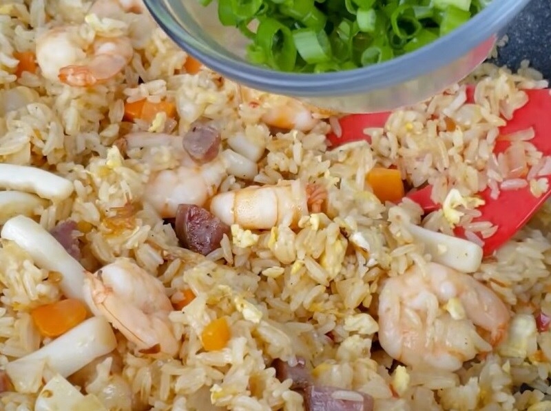 Chiên cơm cùng với hải sản