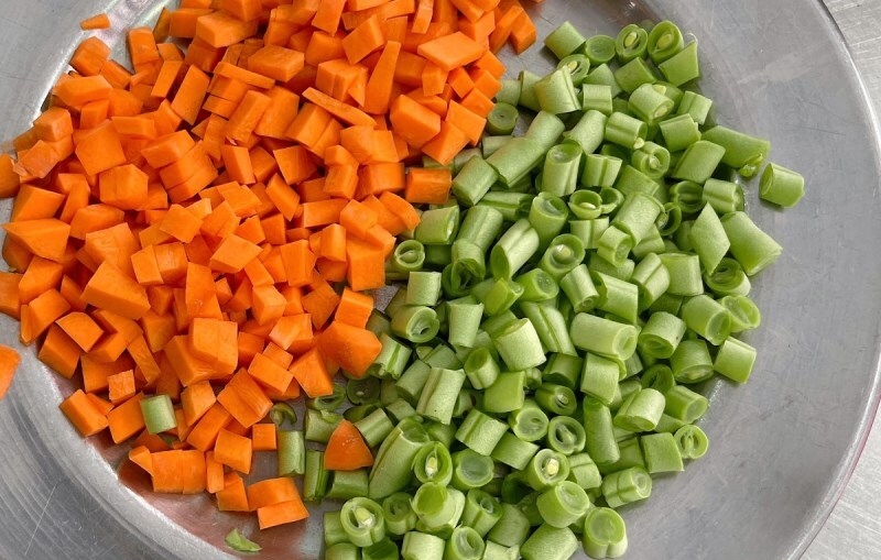 Cắt hạt lựu cà rốt và đậu cô ve