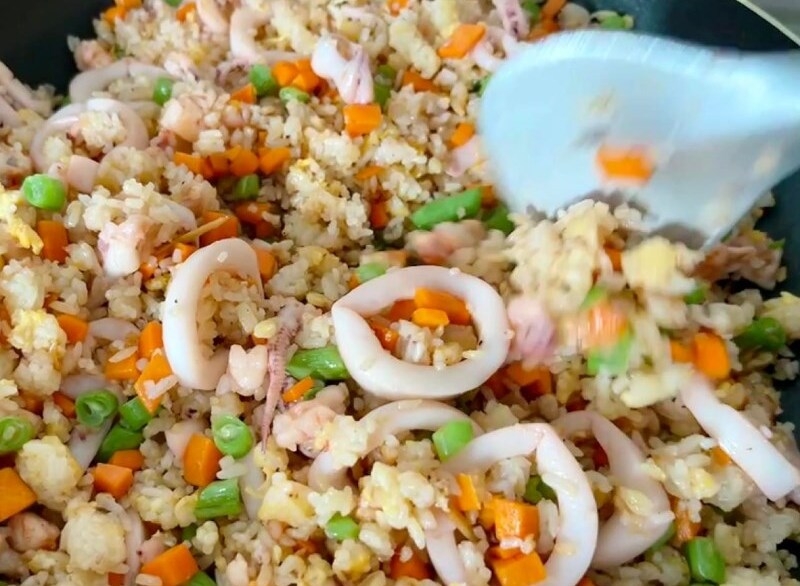 Chiên cơm với hải sản và rau củ