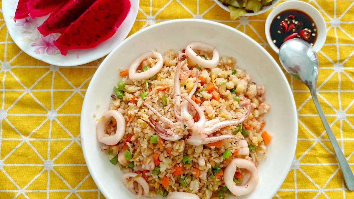 Cơm chiên hải sản hấp dẫn, vạn người mê