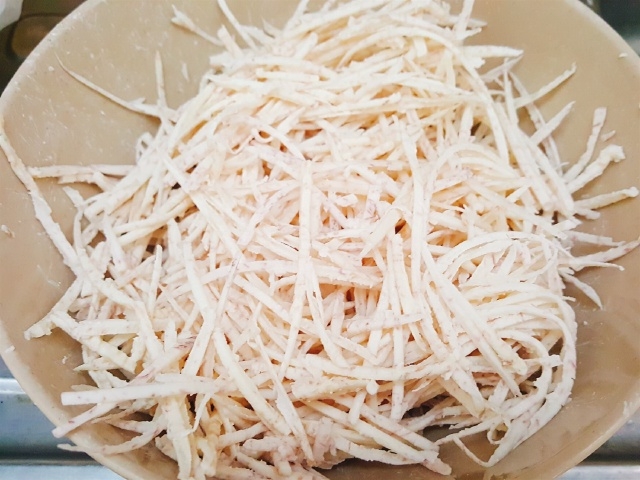 Cắt nhỏ khoai môn thành các sợi mỏng