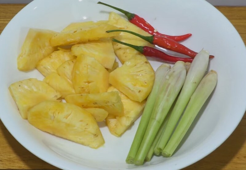 Thơm cắt nhỏ, sả ớt rửa sạch