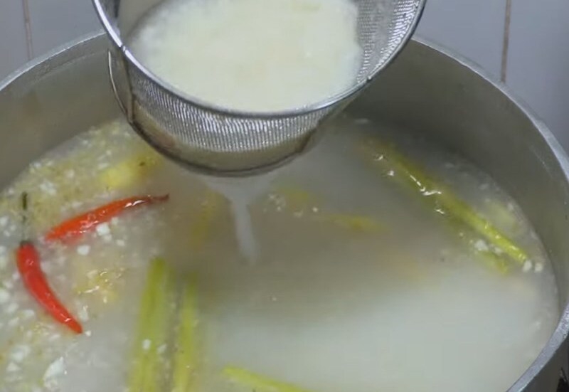 Cho nước mẻ vào nồi nước dùng