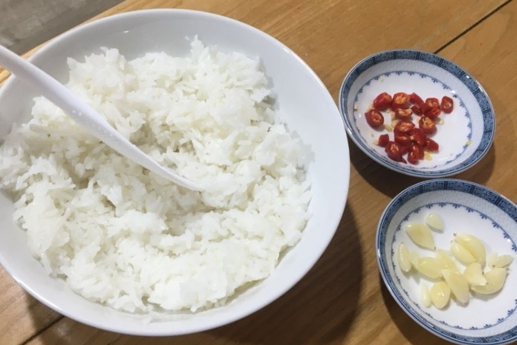 Sơ chế nguyên liệu làm cơm chiên tỏi