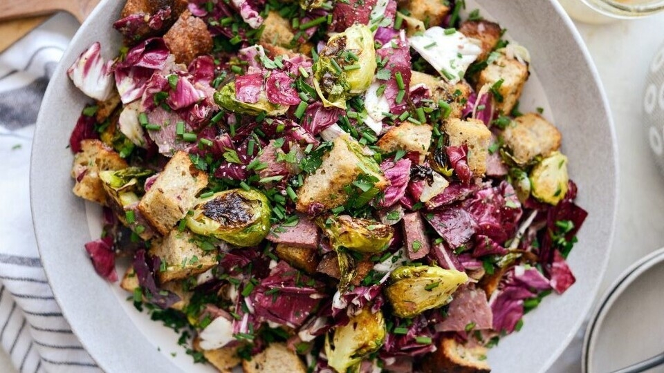 Salad Panzanella với bánh mì đen