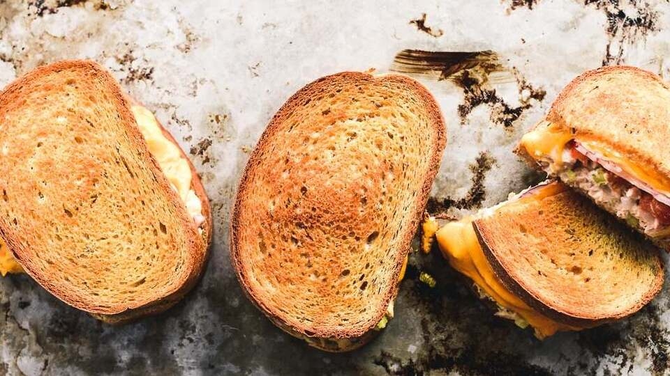 Bánh mì đen tuna melts