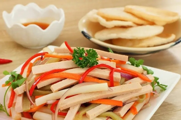 Thành phẩm gỏi giò lụa ngó sen