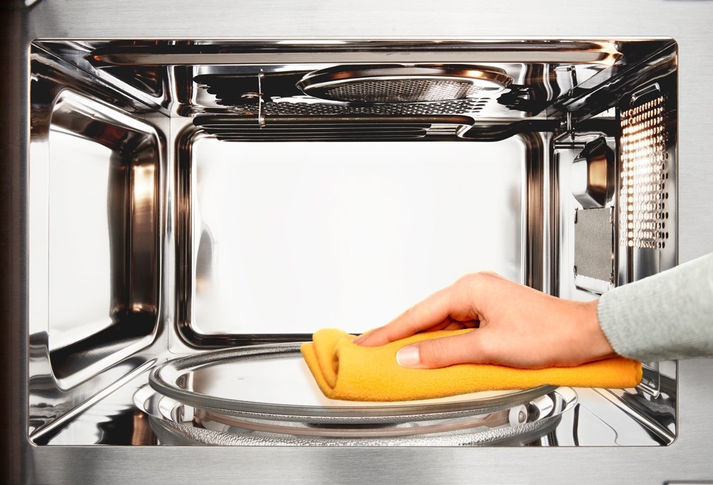 Cách vệ sinh lò vi sóng Electrolux