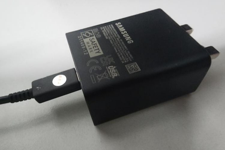 Phân biệt cục sạc Samsung