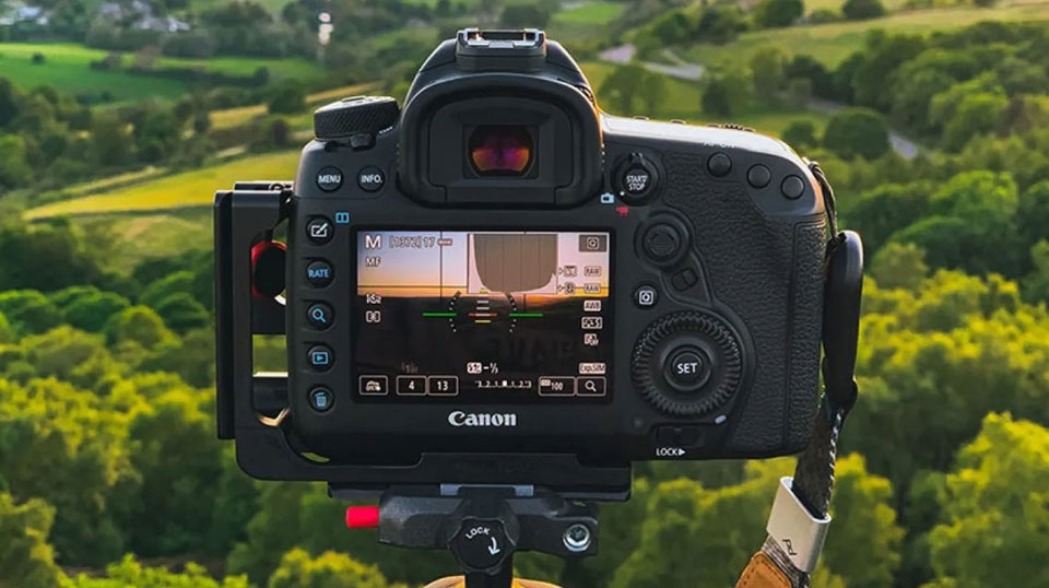 Máy ảnh DSLR là gì? Tìm hiểu ưu điểm của loại máy ảnh này