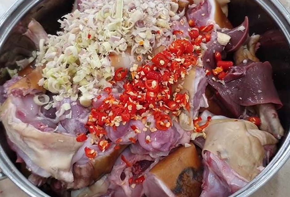 Ướp thịt thỏ với gia vị.