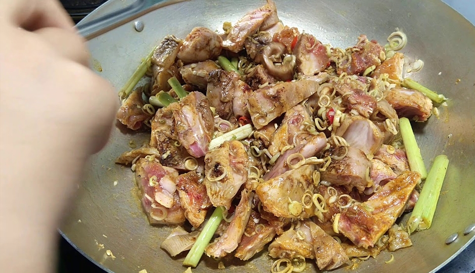 Xào thịt thỏ với sả ớt.
