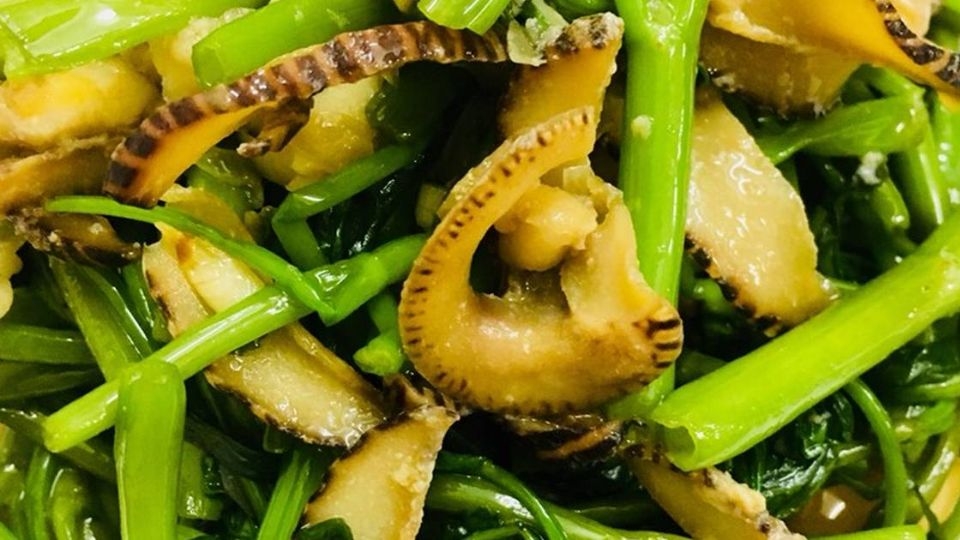 Ốc giác xào rau muống