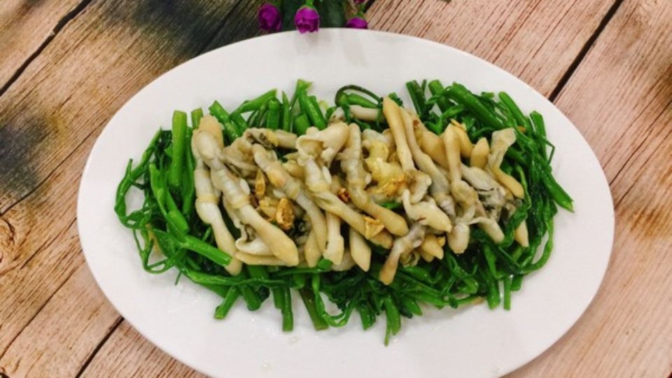 Ốc móng tay xào rau muống