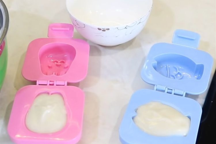 Cho yến mạch đã nấu vào khuôn