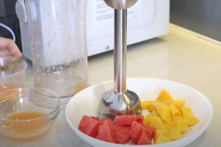 Làm nước sốt trái cây ăn kèm