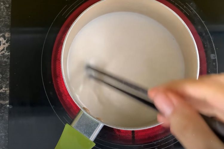 Nấu yến mạch trên bếp với lửa nhỏ