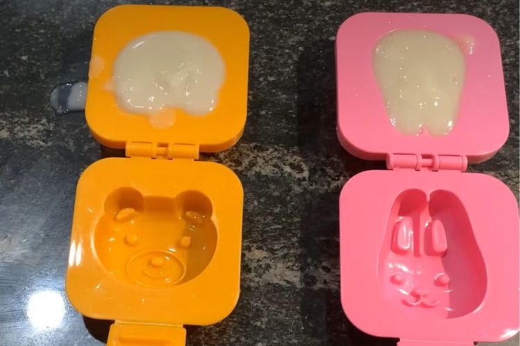 Đổ khuôn đậu hũ yến mạch để tạo hình