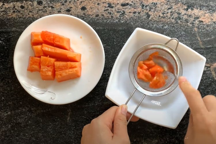 Làm sốt đu đủ ăn kèm