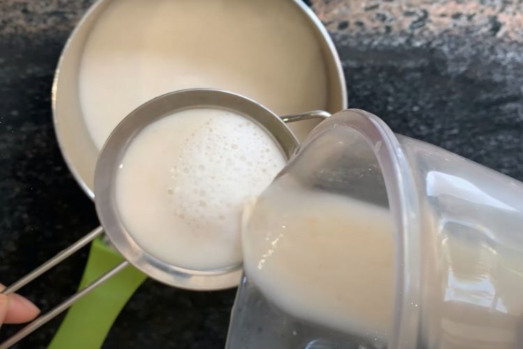 Lọc lấy nước yến mạch sau khi xay nhuyễn